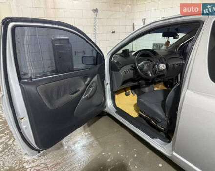 Серый Тойота Ярис, объемом двигателя 1 л и пробегом 135 тыс. км за 4500 $, фото 12 на Automoto.ua