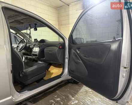 Серый Тойота Ярис, объемом двигателя 1 л и пробегом 135 тыс. км за 4500 $, фото 19 на Automoto.ua