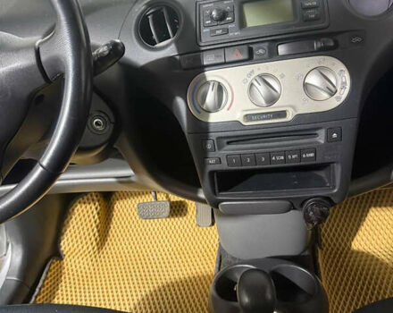 Серый Тойота Ярис, объемом двигателя 1 л и пробегом 135 тыс. км за 4500 $, фото 16 на Automoto.ua