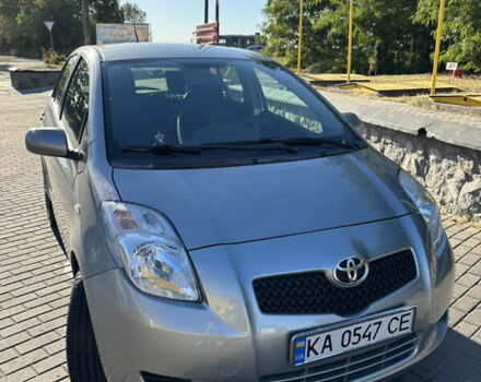 Серый Тойота Ярис, объемом двигателя 1.3 л и пробегом 260 тыс. км за 5900 $, фото 4 на Automoto.ua