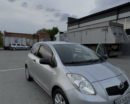 Серый Тойота Ярис, объемом двигателя 1.3 л и пробегом 138 тыс. км за 5300 $, фото 3 на Automoto.ua