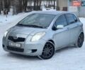 Серый Тойота Ярис, объемом двигателя 1.4 л и пробегом 231 тыс. км за 4800 $, фото 2 на Automoto.ua