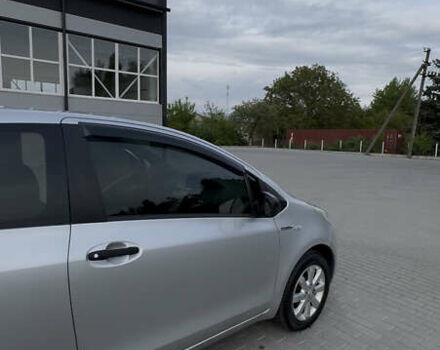 Серый Тойота Ярис, объемом двигателя 1.3 л и пробегом 138 тыс. км за 5300 $, фото 2 на Automoto.ua