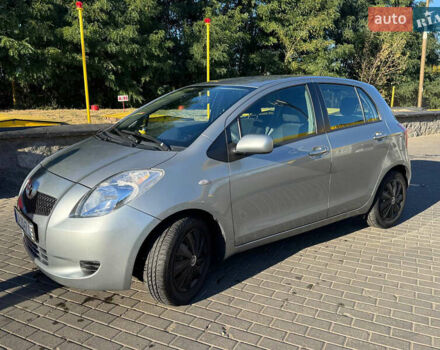 Серый Тойота Ярис, объемом двигателя 1.3 л и пробегом 260 тыс. км за 5900 $, фото 2 на Automoto.ua