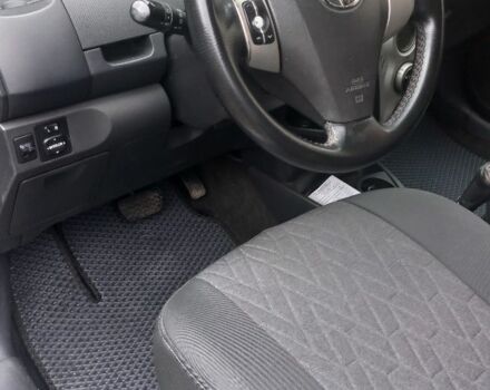 Серый Тойота Ярис, объемом двигателя 1.4 л и пробегом 240 тыс. км за 4900 $, фото 3 на Automoto.ua