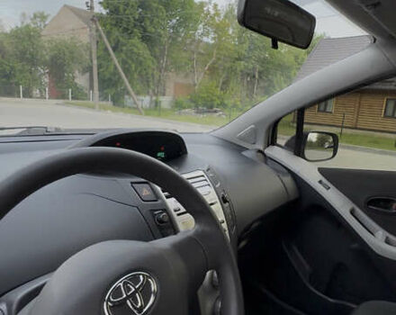 Серый Тойота Ярис, объемом двигателя 1.3 л и пробегом 138 тыс. км за 5300 $, фото 7 на Automoto.ua