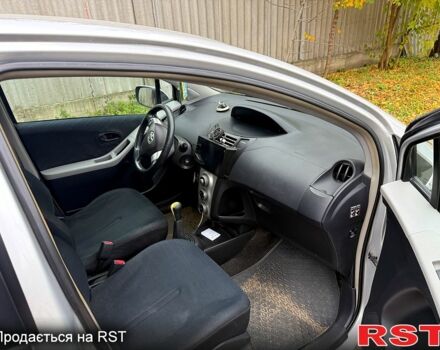 Сірий Тойота Яріс, об'ємом двигуна 1 л та пробігом 200 тис. км за 5550 $, фото 4 на Automoto.ua