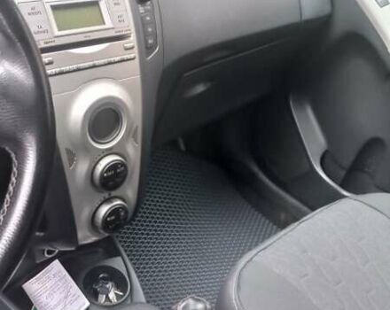 Серый Тойота Ярис, объемом двигателя 1.36 л и пробегом 240 тыс. км за 4900 $, фото 2 на Automoto.ua