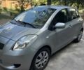 Серый Тойота Ярис, объемом двигателя 1.3 л и пробегом 260 тыс. км за 5900 $, фото 1 на Automoto.ua