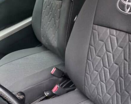 Серый Тойота Ярис, объемом двигателя 1.36 л и пробегом 240 тыс. км за 4900 $, фото 4 на Automoto.ua