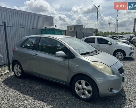 Серый Тойота Ярис, объемом двигателя 1.36 л и пробегом 240 тыс. км за 4900 $, фото 1 на Automoto.ua