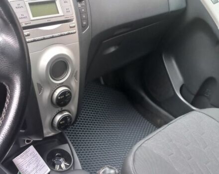 Серый Тойота Ярис, объемом двигателя 1.4 л и пробегом 240 тыс. км за 4900 $, фото 1 на Automoto.ua