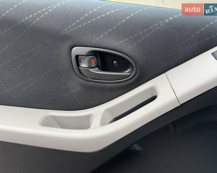 Серый Тойота Ярис, объемом двигателя 1.3 л и пробегом 150 тыс. км за 4600 $, фото 44 на Automoto.ua