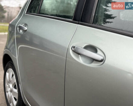 Серый Тойота Ярис, объемом двигателя 1.3 л и пробегом 150 тыс. км за 4600 $, фото 7 на Automoto.ua