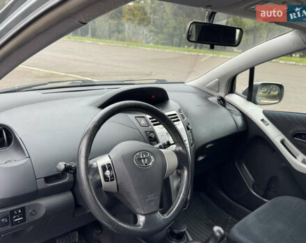 Серый Тойота Ярис, объемом двигателя 1.3 л и пробегом 150 тыс. км за 4600 $, фото 41 на Automoto.ua
