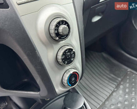 Сірий Тойота Яріс, об'ємом двигуна 1.3 л та пробігом 152 тис. км за 4850 $, фото 49 на Automoto.ua
