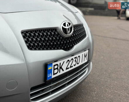Серый Тойота Ярис, объемом двигателя 1.3 л и пробегом 150 тыс. км за 4600 $, фото 4 на Automoto.ua