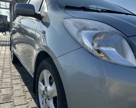 Сірий Тойота Яріс, об'ємом двигуна 1.3 л та пробігом 183 тис. км за 5850 $, фото 1 на Automoto.ua