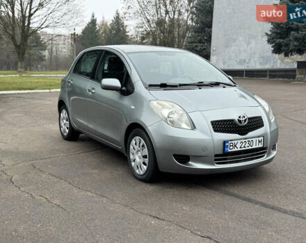 Серый Тойота Ярис, объемом двигателя 1.3 л и пробегом 150 тыс. км за 4600 $, фото 2 на Automoto.ua