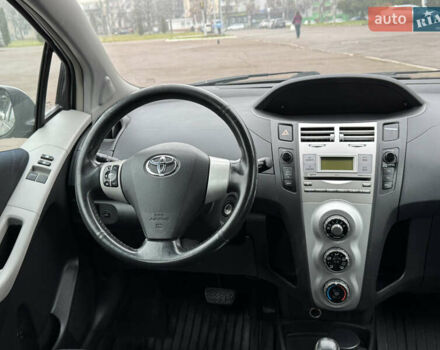 Серый Тойота Ярис, объемом двигателя 1.3 л и пробегом 150 тыс. км за 4600 $, фото 56 на Automoto.ua