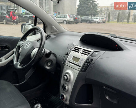 Серый Тойота Ярис, объемом двигателя 1.3 л и пробегом 150 тыс. км за 4600 $, фото 25 на Automoto.ua