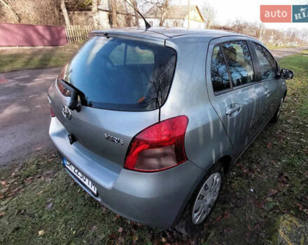 Серый Тойота Ярис, объемом двигателя 1.3 л и пробегом 151 тыс. км за 5000 $, фото 3 на Automoto.ua