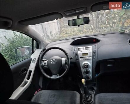 Серый Тойота Ярис, объемом двигателя 1.3 л и пробегом 300 тыс. км за 6500 $, фото 2 на Automoto.ua