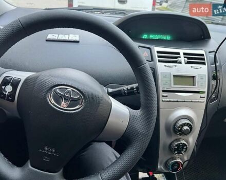 Серый Тойота Ярис, объемом двигателя 1.4 л и пробегом 190 тыс. км за 5800 $, фото 4 на Automoto.ua