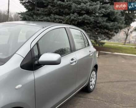 Серый Тойота Ярис, объемом двигателя 1.3 л и пробегом 150 тыс. км за 4600 $, фото 16 на Automoto.ua
