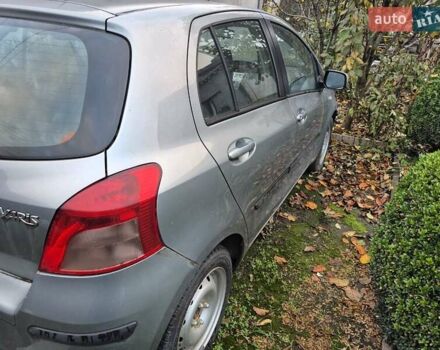 Серый Тойота Ярис, объемом двигателя 1.3 л и пробегом 300 тыс. км за 6500 $, фото 1 на Automoto.ua