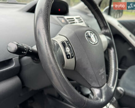 Серый Тойота Ярис, объемом двигателя 1.3 л и пробегом 150 тыс. км за 4600 $, фото 47 на Automoto.ua