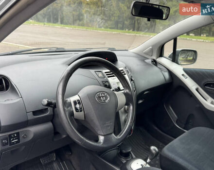 Серый Тойота Ярис, объемом двигателя 1.3 л и пробегом 150 тыс. км за 4600 $, фото 42 на Automoto.ua