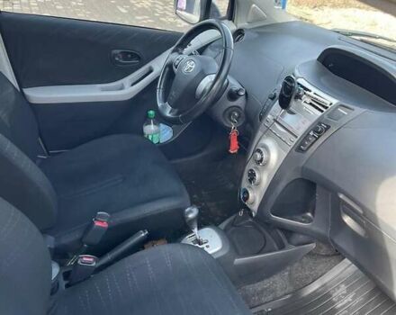 Серый Тойота Ярис, объемом двигателя 1.3 л и пробегом 96 тыс. км за 5500 $, фото 2 на Automoto.ua