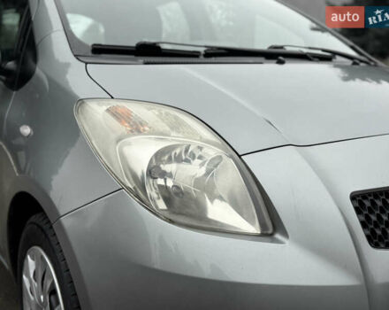 Серый Тойота Ярис, объемом двигателя 1.3 л и пробегом 150 тыс. км за 4600 $, фото 3 на Automoto.ua