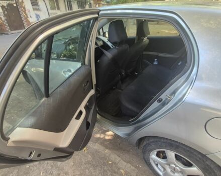 Серый Тойота Ярис, объемом двигателя 1.3 л и пробегом 187 тыс. км за 4700 $, фото 6 на Automoto.ua