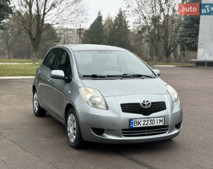 Серый Тойота Ярис, объемом двигателя 1.3 л и пробегом 150 тыс. км за 4600 $, фото 1 на Automoto.ua