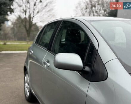 Серый Тойота Ярис, объемом двигателя 1.3 л и пробегом 150 тыс. км за 4600 $, фото 5 на Automoto.ua