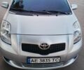 Серый Тойота Ярис, объемом двигателя 1.3 л и пробегом 186 тыс. км за 5500 $, фото 1 на Automoto.ua