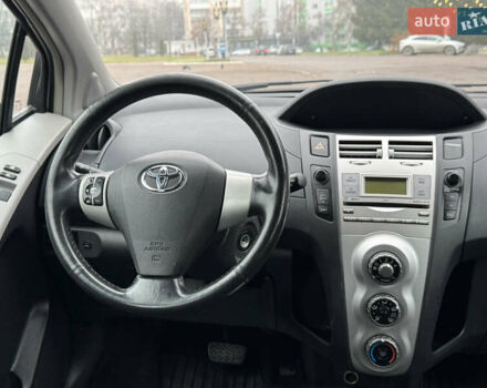 Серый Тойота Ярис, объемом двигателя 1.3 л и пробегом 150 тыс. км за 4600 $, фото 52 на Automoto.ua