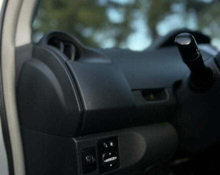 Сірий Тойота Яріс, об'ємом двигуна 1.3 л та пробігом 264 тис. км за 4500 $, фото 30 на Automoto.ua