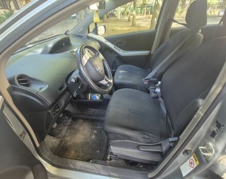 Серый Тойота Ярис, объемом двигателя 1.3 л и пробегом 187 тыс. км за 4700 $, фото 5 на Automoto.ua