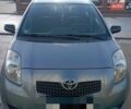 Серый Тойота Ярис, объемом двигателя 1 л и пробегом 201 тыс. км за 4500 $, фото 1 на Automoto.ua