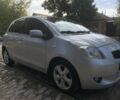 Серый Тойота Ярис, объемом двигателя 1.3 л и пробегом 180 тыс. км за 5505 $, фото 1 на Automoto.ua