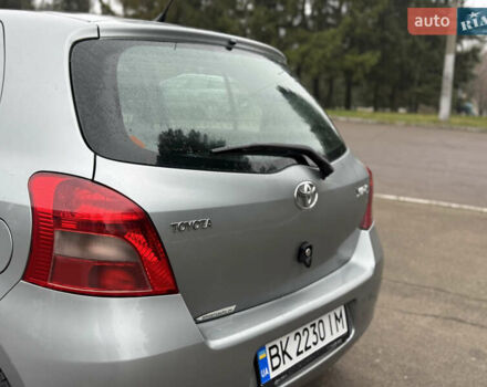 Серый Тойота Ярис, объемом двигателя 1.3 л и пробегом 150 тыс. км за 4600 $, фото 11 на Automoto.ua
