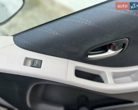 Сірий Тойота Яріс, об'ємом двигуна 1.3 л та пробігом 233 тис. км за 4800 $, фото 17 на Automoto.ua