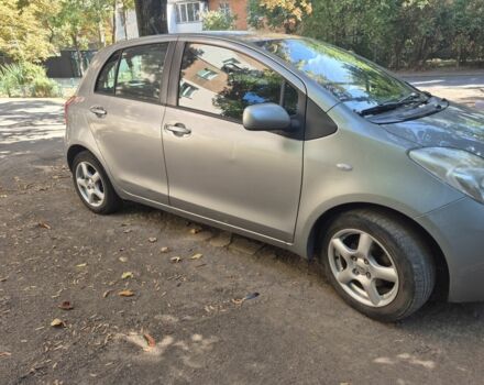 Серый Тойота Ярис, объемом двигателя 1.3 л и пробегом 187 тыс. км за 4700 $, фото 1 на Automoto.ua