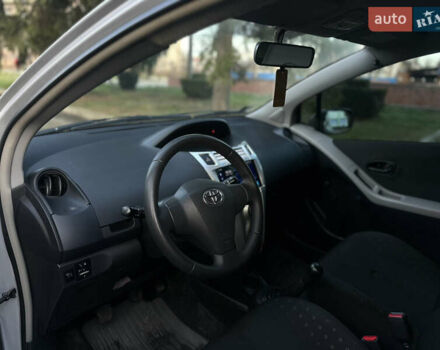 Сірий Тойота Яріс, об'ємом двигуна 1.3 л та пробігом 264 тис. км за 4500 $, фото 32 на Automoto.ua
