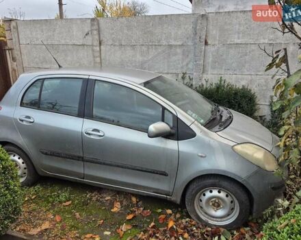 Серый Тойота Ярис, объемом двигателя 1.3 л и пробегом 300 тыс. км за 6500 $, фото 3 на Automoto.ua