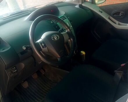 Сірий Тойота Яріс, об'ємом двигуна 1.4 л та пробігом 193 тис. км за 5800 $, фото 3 на Automoto.ua