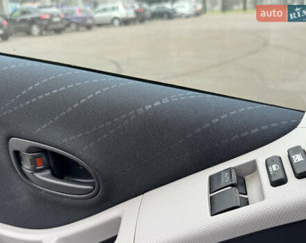 Серый Тойота Ярис, объемом двигателя 1.3 л и пробегом 150 тыс. км за 4600 $, фото 45 на Automoto.ua